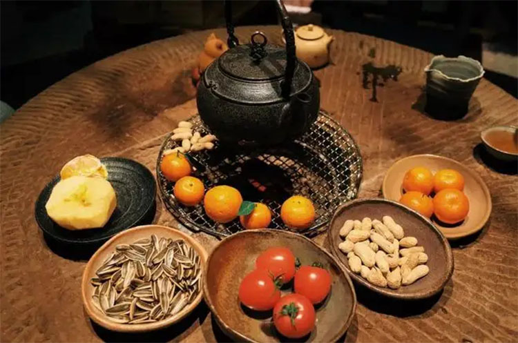 圍爐煮茶：起一爐火，煮兩碗茶，聊三餐四季，話五谷豐登(圖1)