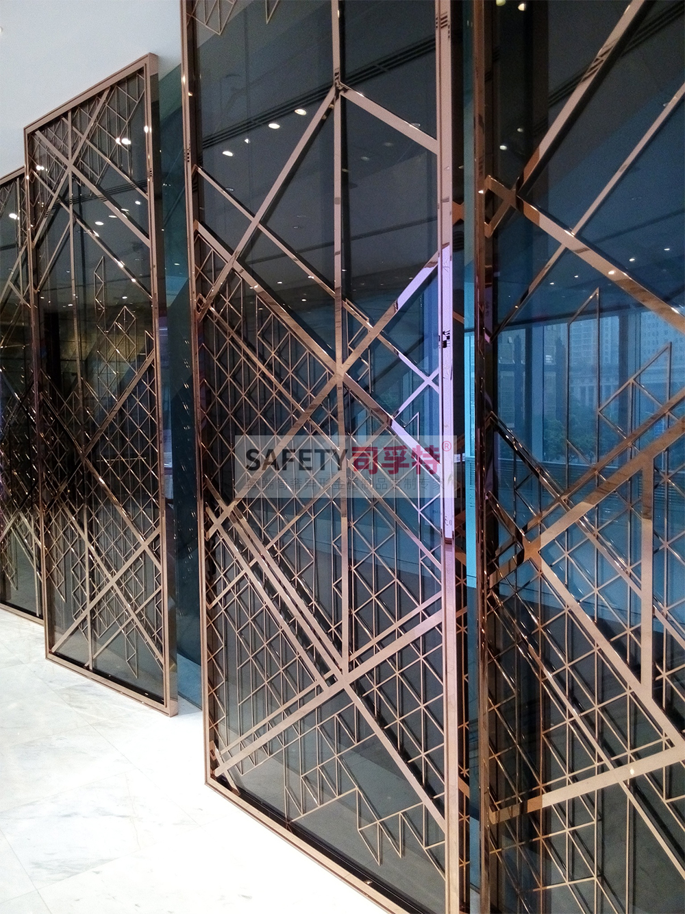 金屬屏風(fēng)（不銹鋼屏風(fēng)、鋁雕屏風(fēng)）安裝過程和步驟講解(圖2)